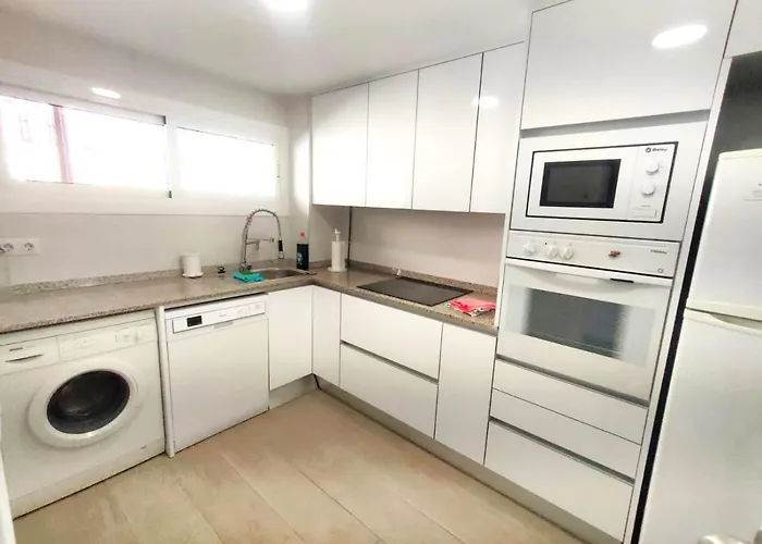 Very Lightful Apartment. Incredible Sea Views. Big Terrace, Swimming Pool. Ac. Very Close To Center. アリカンテ