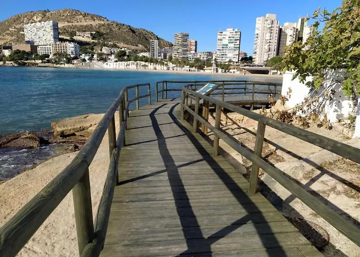 Very Lightful Apartment. Incredible Sea Views. Big Terrace, Swimming Pool. Ac. Very Close To Center. アリカンテ